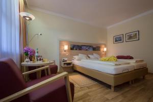 Postel nebo postele na pokoji v ubytování Hotel Quellenhof + 37 fotografií