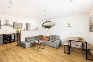 Køkken eller tekøkken på Stylish Modern 2 Bed with Parking - Pass the Keys