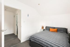 En eller flere senge i et værelse på Stylish Modern 2 Bed with Parking - Pass the Keys