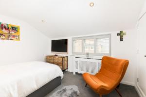 Et tv og/eller underholdning på Stylish Modern 2 Bed with Parking - Pass the Keys