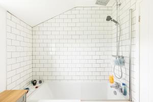 Et badeværelse på Stylish Modern 2 Bed with Parking - Pass the Keys + 18 billeder