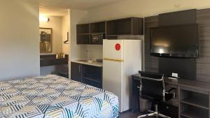 cocina pequeña con cama y nevera en Studio 6 - Stafford, VA - Quantico, en Stafford