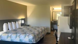 Habitación de hotel con cama y nevera en Studio 6 - Stafford, VA - Quantico, en Stafford