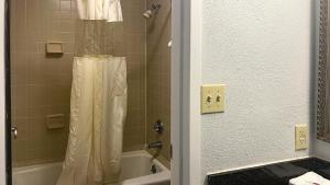 y baño con bañera y ducha con cortina de ducha. en Studio 6 - Stafford, VA - Quantico, en Stafford