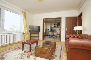 LietzowLandhaus Lietzow Ferienwohnung Beletage的客厅里有一张沙发和一张桌子。