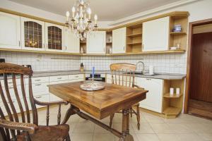 LietzowLandhaus Lietzow Ferienwohnung Beletage的配有木桌和椅子的厨房