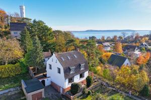 LietzowLandhaus Lietzow Ferienwohnung Beletage的享有白色树屋的空中景致