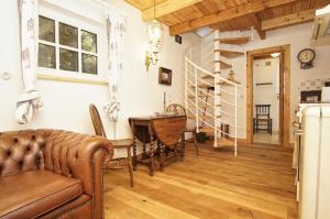 LietzowLandhaus Lietzow Häuschen Tiny Cabin的客厅里有一张沙发和一张桌子。 更多12张照片