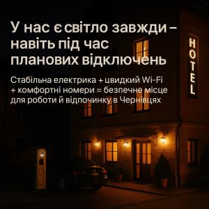 ein Schild an der Seite eines Gebäudes in der Nacht in der Unterkunft Luxor Inn & Suites in Czernowitz