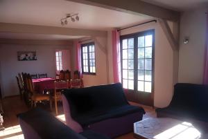 una sala de estar con un sofá y una mesa en Gite 15 pers maxi proche Wimereux, en Belle-et-Houllefort 23 fotos más