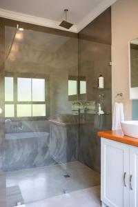 1 Annies Place Rawdons Country Estate في نوتنغهام رود: حمام مع حوض استحمام ومغسلة