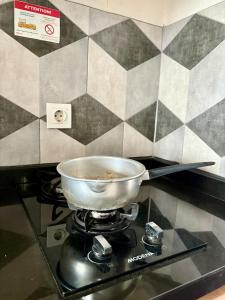 einen Topf auf dem Herd in der Unterkunft Cozy Casa de Darco Studio Apt BSD W Pool & Gym in Kedeper