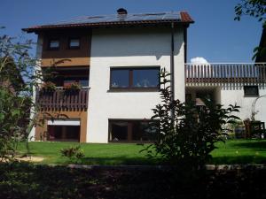 ein Haus mit einem Fenster und einem Balkon in der Unterkunft Ferienwohnung Familie Balko in Arnsberg