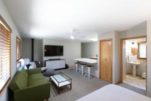 TV a/nebo společenská místnost v ubytování The Oaks