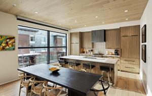 杰克逊Jackson Hole - Arts District West #202的厨房配有桌子和大窗户