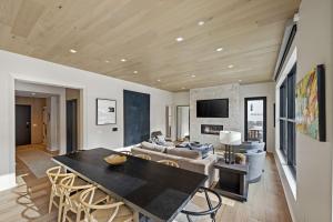 杰克逊Jackson Hole - Arts District West #202的客厅里有一张桌子和一张沙发 更多32张照片