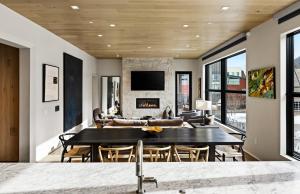 杰克逊Jackson Hole - Arts District West #202的带桌子和壁炉的客厅