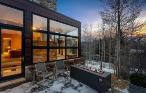 a house with two chairs and a bath tub at Aspen Silverado in Aspen Valley Hospital Heliport