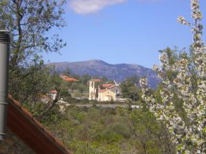 Nespecifikovaný výhled na hory nebo výhled na hory při pohledu z prázdninového domu