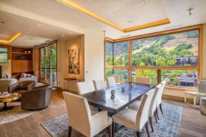 Un comedor con mesa y sillas en Aspen The Mother Lode, en Aspen