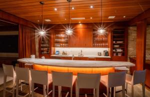 una cocina con una gran isla rodeada de sillas. en Aspen The Mother Lode, en Aspen