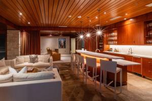 sala de estar con bar y cocina en Aspen The Mother Lode, en Aspen 32 fotos más