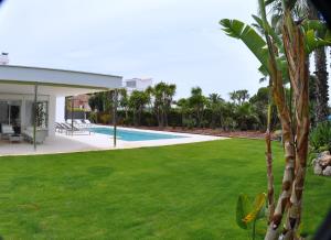 Bazén v ubytování Luxury Beach House nebo v jeho okolí