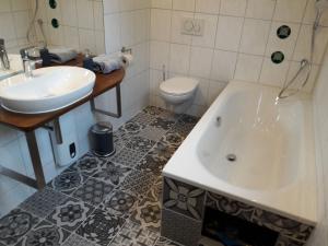 ein Badezimmer mit Waschbecken, Badewanne und Toilette in der Unterkunft Ferienhaus für 4 Personen ca 57 m in Neuhausen, Schwaben Schwaben Baden-Württemberg in Neuhausen