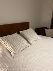 En eller flere senge i et værelse på Villa Blacksmith