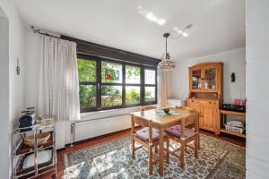 una sala da pranzo con un tavolo e una finestra di George Countryhouse a Lissendorf Altre 12 foto