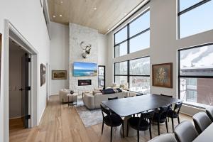 杰克逊Jackson Hole - Arts District West #302的客厅里有一张桌子和一张沙发