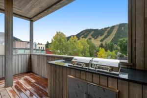杰克逊Jackson Hole - Arts District West #302的可欣赏山景的户外阳台