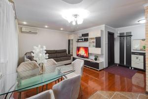 a living room with a glass table and a couch at Просторная квартира рядом с набережной in Pavlodar