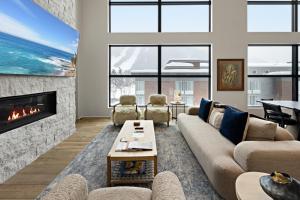 杰克逊Jackson Hole - Arts District West #302的带沙发和壁炉的客厅