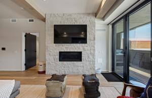 Μια τηλεόραση ή/και κέντρο ψυχαγωγίας στο Jackson Hole - Arts District West #203 +30 φωτογραφίες