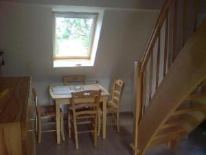 ein Esszimmer mit Tisch und Stühlen und einem Fenster in der Unterkunft Studio für 2 Personen ca 39 qm in Dassow-Wieschendorf, Ostseeküste Deutschland Landkreis Nordwestmecklenburg in Dassow