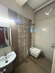 Phòng tắm tại Manoj hotel in +14 ảnh