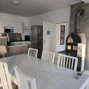 eine Küche mit einem Tisch, Stühlen und einem Backofen in der Unterkunft Gästehaus Bergedorf in Hamburg