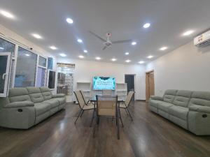 ein Wohnzimmer mit einem Tisch und 2 Sofas in der Unterkunft Chalet - House -Sand Adventures Oasis - Bidiyah - Oman in Jāḩis