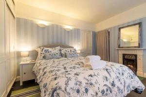 une chambre avec un lit avec une couette bleue et blanche dans l'établissement Historic King's Lynn Gem with Walled Garden, à King's Lynn