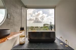 Ban công/sân hiên tại A World of Your Own, Luxurious Villa with Pools by 360 Estates