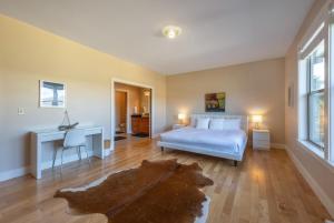 ein Schlafzimmer mit einem Bett, einem Tisch und einem Schreibtisch in der Unterkunft Bluff View 30 Day in Hood River