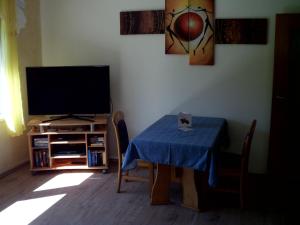 アルンスベルクにあるFerienwohnung Familie Balkoのリビングルーム(テーブル、テレビ付)