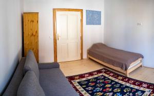 En eller flere senge i et værelse på Curte la Munte - charming village house