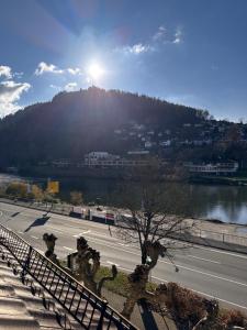 - une vue sur une rue avec une montagne en arrière-plan dans l'établissement Gasthaus & Pension Grüner Baum Eberbach, à Eberbach