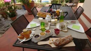une table avec un plateau de petit-déjeuner dessus dans l'établissement Le Pigeonnier De La Villa Lamoure, à Villaudric