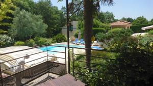 vue d'une piscine depuis un balcon dans l'établissement Le Pigeonnier De La Villa Lamoure, à Villaudric