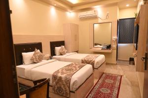 Un pat sau paturi într-o cameră la Hotel Varuna Grand +38 fotografii