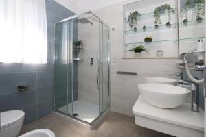 une salle de bains avec douche, toilettes et lavabo dans l'établissement B&B Positano, à Giugliano in Campania 2 autres photos