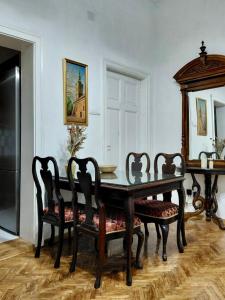 Un comedor con una mesa y sillas y un espejo. en Apartment Ksenija, en Belgrado 21 fotos más